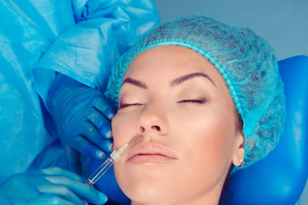 Inyección Ácido Hialurónico Para Procedimiento Rejuvenecimiento Facial Arrugas Nasolabiales Paciente — Foto de Stock