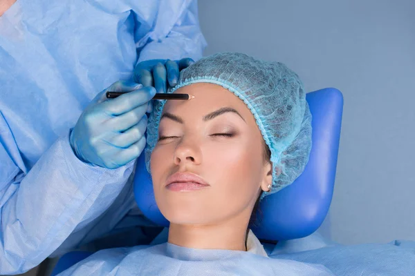 Doctor Preparing Forehead Lift Surgery Procedure Draw Lift Lines Marker — Stock Photo, Image