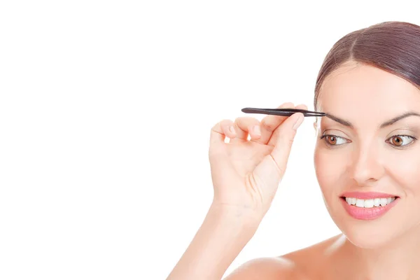 Mujer Joven Con Pelo Corto Arrancando Las Cejas Con Pinzas — Foto de Stock