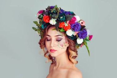 Güzel genç güzel kadın güzellik model beyaz kırmızı mor Karanfil çiçek ile baş çiçek kafa bandı gözleri kapalı poz bakıyordu izole ışık yeşil gri arka plan bahar stil kavramı üzerinde