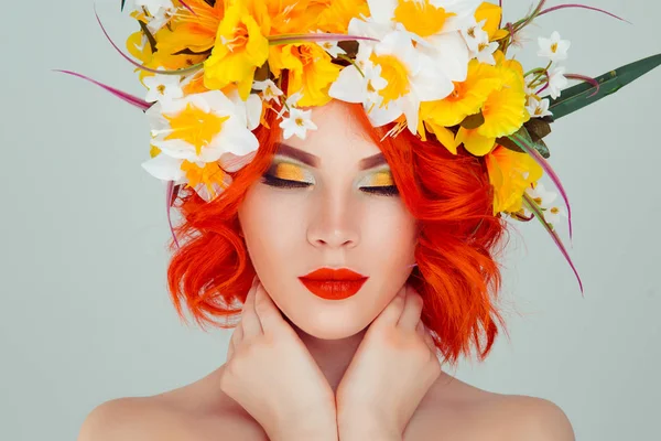 Modeli ile gülümseyen güzel genç kadın baş çiçek kafa bandı saç makyaj üzerine beyaz sarı çiçekler ve yeşil göz farı ışık yeşil gri arka plan üzerinde izole gözler kapalı. Bahar kadın kavramı