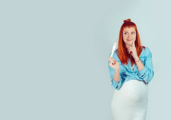 Young Ginger Girl Belly Holding Pregnancy Test Looking Confused Embarrassed — Stock Photo, Image