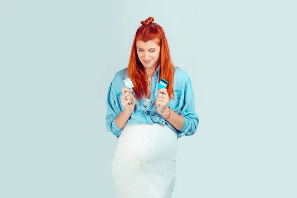 Genç Redhead Üzgün Kadın Mutsuzluk Holding Ifade Ile Banka Kartı — Stok fotoğraf