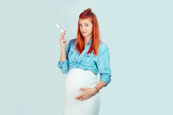 Genç Kızıl Saçlı Güzel Kadın Hamile Karnıma Dokunmaktan Elektronik Sigara — Stok fotoğraf