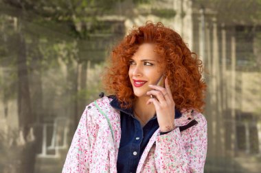 Arka bina izole konuşma otobüs istasyonu ile cep telefonu tiksinti alarak stresli kadın. Üzgün insan yüzü ifade duygu duygu tepki algı beden dili arıyorsunuz