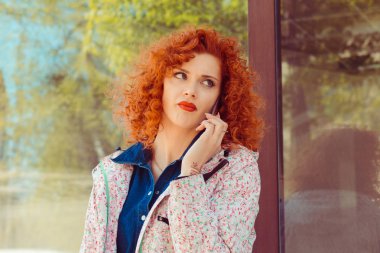 Şehir dışında bir otobüs istasyonunda otururken Evet mutsuz endişeli kadın. Negatif insan duyguları ifade duygu yüz.