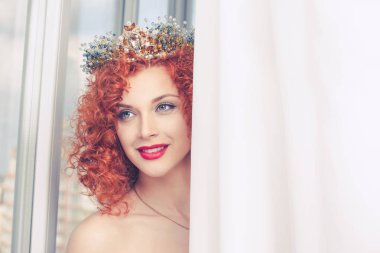 Güzel kırmızı kafa gelin tacı moda kıvırcık kadınla model aile kapalı beyaz perde arka plan izole gelecekteki erkek damat hakkında yeni düşünme yan pencereden seyir kişi kız