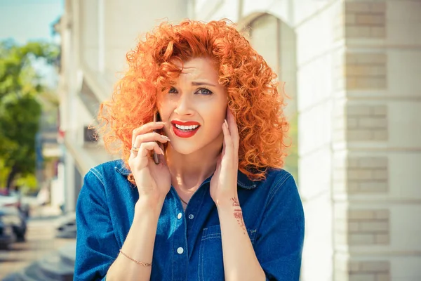 Qué Oigo Retrato Enojado Frustrado Cabello Rizado Rojo Mujer Hablando —  Fotos de Stock