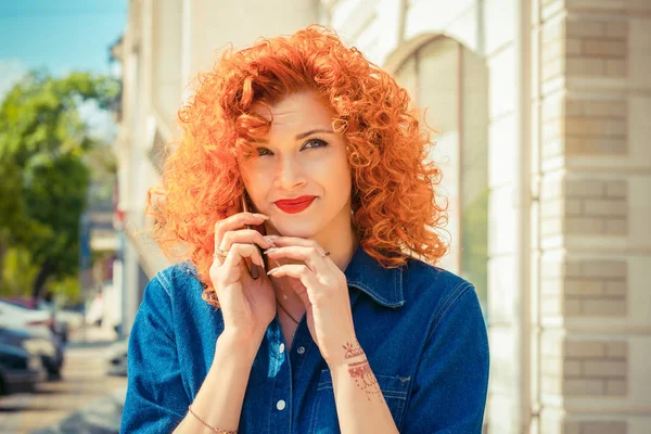 Naštvaná Žena Červenými Kudrnatými Vlasy Mluví Mobilu Znuděný Podle Konverzace — Stock fotografie