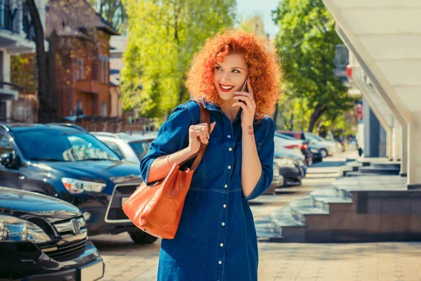 Ευτυχισμένη Γυναίκα Που Μιλάει Στο Τηλέφωνο Στέκεται Έξω Από Την — Φωτογραφία Αρχείου