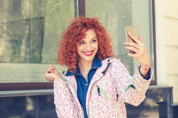 Hermosa Joven Pelirroja Raza Mixta Mujer Tomando Una Selfie Con — Foto de Stock