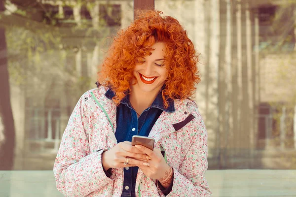 Primer Plano Retrato Hermosa Joven Pelirroja Joven Americana Mujer Leyendo — Foto de Stock