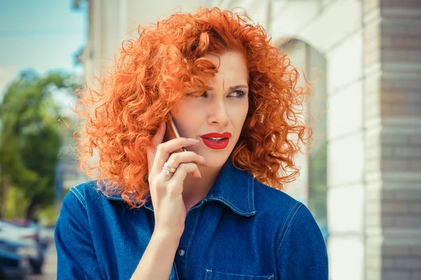 Que Estás Dizer Retrato Irritado Frustrado Mulher Cabelo Encaracolado Vermelho — Fotografia de Stock
