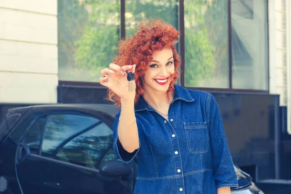 Retrato Feliz Sonriente Mujer Atractiva Joven Comprador Cerca Nuevo Coche — Foto de Stock