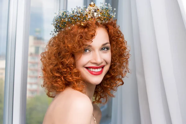 Feliz Novia Hermosa Mujer Rizada Cabeza Roja Con Corona Modelo —  Fotos de Stock