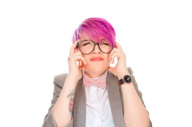 Depresif genç portre portre güvensiz deli komik geek ihtiyaçlarını psikiyatrist psikopat analisti siyah gözlük bir şeyler planlıyor beyaz arka plan insan yüz ifadesi duygu izole endişeli vurguladı