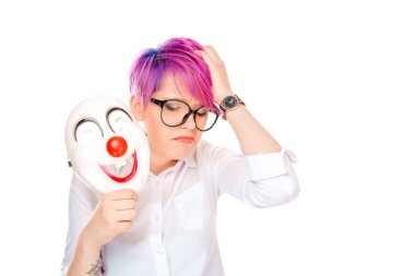 Portre üzgün palyaço maskesini neşe izole mutluluk beyaz arka plan ifade alarak depresyon jest kafasından yandan kadın depresif. Manik depresif kişilik kavramı kız pembe saçlı