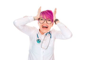 Beyaz gömlek gözlük stetoskop mutlu ile güzel genç kadın, beyaz arka plan üzerinde gülüyor silah uzanmış. Bel stüdyo vurdu. Sürpriz Doktor hayrete tıbbi hemşire pembe saçlı heyecanlı