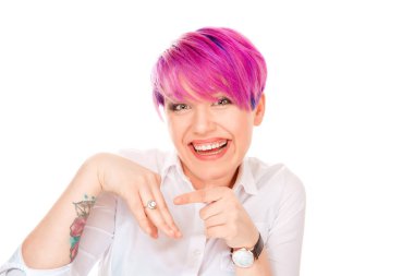 Neşeli mutlu kadın gösteren nişan yüzüğü parmağına. Kurumsal işaret parmağı ile büyük elmas beyaz arka plan üzerinde izole çalmaya heyecanlı.