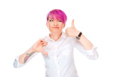 Başparmak yukarı veya aşağı başparmak. Şüpheci düşünme kadın karar vermek nasıl bir durum oranı yargılamak. Like it iyi ya da kötü antipati kavram insani duygular beden dili yüz ifadesi beyaz arka plan izole.