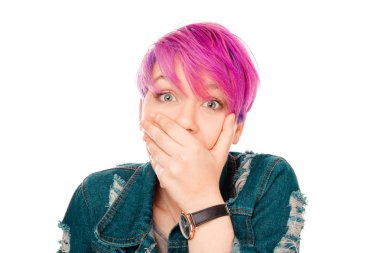 Onun ağzı büyük gözleri geniş açık elle beyaz duvar arka plan üzerinde izole kapsayan şok genç kadın portre portre korkuttu