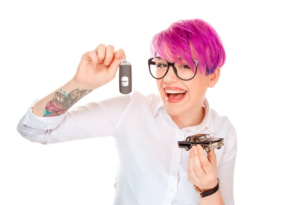 Щаслива Молода Жінка Показує Модель Автомобіля Віддалені Ключі Ізольовані Білому — стокове фото