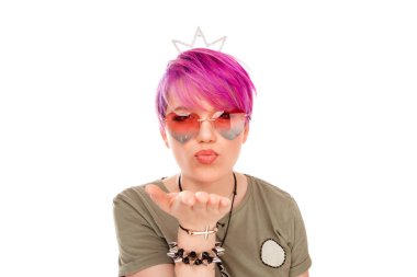 Hoş birine bir öpücük olacak olarak titredigini büzüşük dudaklar vardır memnun ifade ifade erkek beyaz arka plan üzerinde izole için aşkı kısa pembe saç tutar ile genç erkek arıyorum.