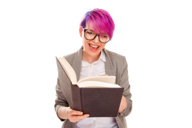 Gülümseyen genç kadın üzerinde izole beyaz arka plan gülen bir kitap mutlu gülümseme okuma heyecanlı. Yatay görüntü stüdyo. Pozitif yüz ifadeleri insan yüzü duygular beden dili tepki tutum