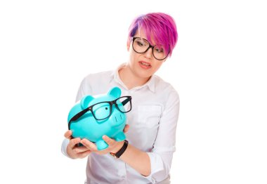 Korkmuş şok kadın gözlük satın alma üzerinde tasarruf üzerinde endişeli. Kumbara ve beyaz arka plan üzerinde izole Gözlüklü kız. Yüz ifadeleri insan yüzü duygular beden dili reaksiyon olumsuz