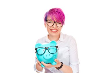 Mutlu kadın gözlük satın alma üzerinde tasarruf üzerinde heyecanlı. Kumbara ve beyaz arka plan üzerinde izole Gözlüklü kız. Oftalmoloji mali tasarruf kavramı. Pozitif yüz ifadeleri, duygular.