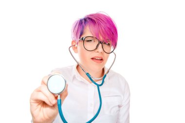 Portre portre genç şüpheli şüpheci deli kadın doktor psikiyatrist komik, izole stetoskop kötümser özlem endişeli holding beyaz arka planı arıyorum. İnsan yüz ifadeleri duygular