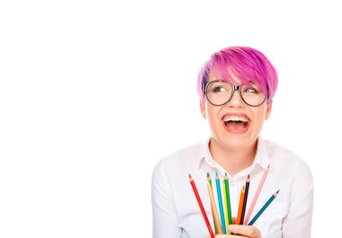 Komik mum boya kalemleri izole beyaz duvar arka planda tutan genç kadın heyecan. Ücretsiz düşünme yeni bir yaklaşım, yaratıcılık, hayal gücü, dinamizm, zeka kavramı. Deli grafik tasarımcı kavramı