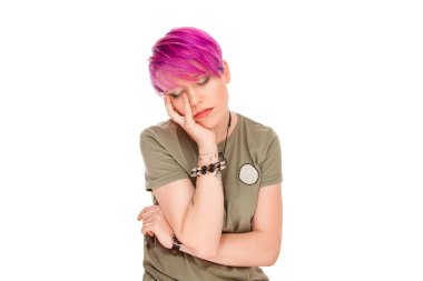 Sevimli kadın gözleri yorgunluk ile kapanış yanağına elini tutarak uyku yorgun görünümlü uykulu ifade sahip. Üzgün ifade ve diş ağrısı olan genç bir kadın. İnsanlar sorunları yorgunluk kavramı