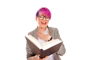 Gözlük takan ve beyaz arka plan üzerinde mutlu bir şekilde izole kitap gülüyor okuma pembe saçlı neşeli trendy genç kadın