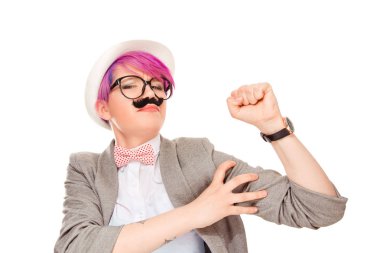 Komik bin yıllık olan kadın sahte bıyık giyen ve beyaz arka plan üzerinde kameraya bakarak pazı ile gösteriş Pembe boyalı saçlar. Ben hallederim.