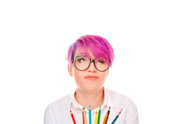 Pembe kısa saç modeli renkli kalemler üzerinde beyaz izole tutarken tefekkür ararken gözlük ile bin yıllık genç kadın
