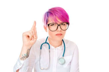 Boynunda steteskop giyen ve beyaz arka plan üzerinde izole kamera ciddi seyir gösteren genç kadın 