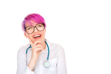 Neşeli pembe saçlı kadın gözlük ve heyecanla beyaz arka plan üzerinde uzağa bakarken gülüyor boynunda steteskop ile