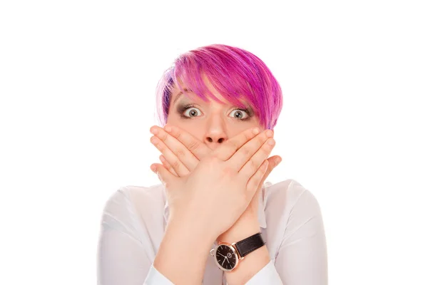 Mulher Expressiva Com Penteado Rosa Cobrindo Boca Com Mãos Olhando — Fotografia de Stock