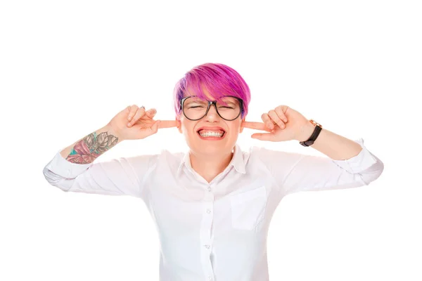 Jovem Mulher Expressiva Com Cabelo Tingido Rosa Aparafusando Olhos Cobrindo — Fotografia de Stock