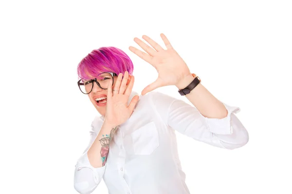 Mujer Asustada Con Peinado Rosa Magenta Usando Gafas Tomados Mano — Foto de Stock