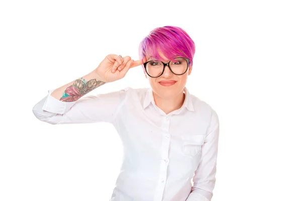 Tisícileté Tetovaný Žena Růžovými Vlasy Kroucení Ukazovákem Chrámu Crazy Známek — Stock fotografie