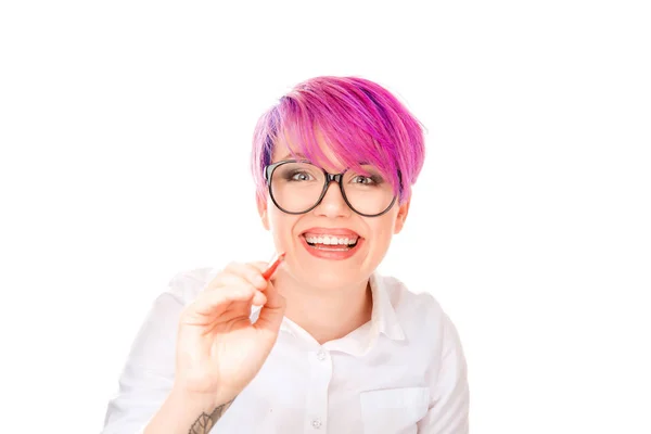 Jovem Mulher Milenar Com Lápis Segurando Cabelo Tingido Magenta Dando — Fotografia de Stock