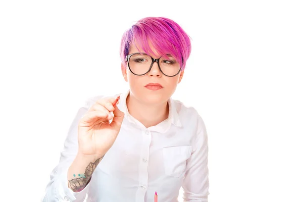 Mulher Cabelos Cor Rosa Camisa Abotoada Branca Usando Óculos Escrevendo — Fotografia de Stock