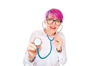 Çapraşık genç kadın doktor gözlük takan ve kamera beyaz arka plan üzerinde seyir stetoskop ile dinleme pembe renkli saç modeli ile