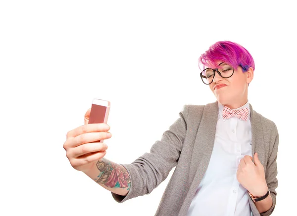 Mujer Moderna Con Pelo Corto Color Rosa Usando Teléfono Tomando — Foto de Stock