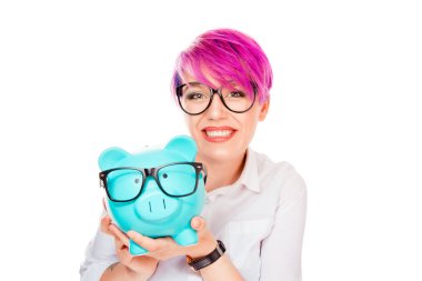 Mutlu kadın gözlük satın alma üzerinde tasarruf üzerinde heyecanlı. Kumbara ve beyaz arka plan üzerinde izole Gözlüklü kız. Oftalmoloji mali tasarruf kavramı. Pozitif yüz ifadeleri, duygular.
