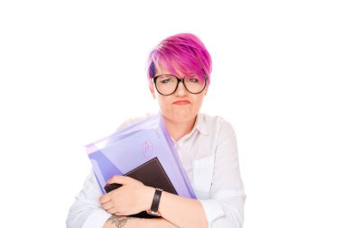 Benim çalışmalar mutsuz. Genç portre kitaplar klasör beyaz duvar arka plan üzerinde izole bir not tutan sinirli kadın üzgün. Negatif yüz ifade duygu duygu sorun algı tepki