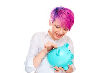 Beyaz arka plan üzerinde izole bir kumbara para ekleyerek bir kadın. Bin yıllık model pembe pembe saçlı. Kavram kaydetme