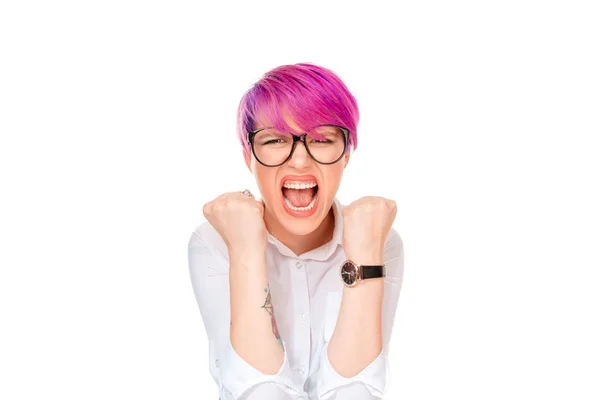 Портрет Рассерженной Молодой Женщины Очках Кричащими Кулаками Розовый Пурпурный Прическа — стоковое фото